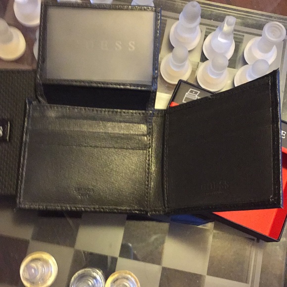 Men’s Guess wallet - Picture 3 of 3